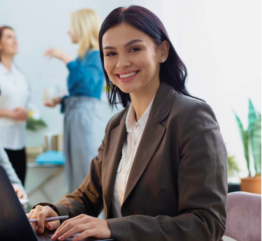 un groupe de personnes preparant un plan d'affaires
                    dans un bureaux